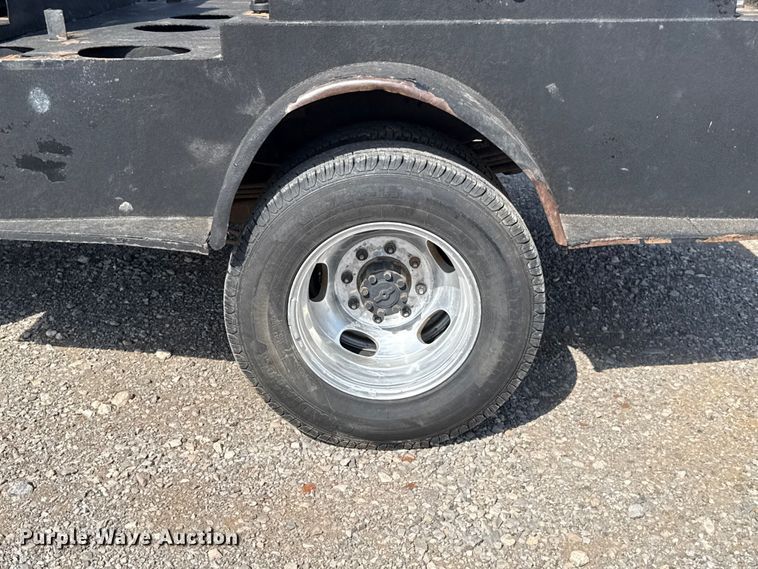 image for item NK9132 2017 Ford F350 Super Duty Crew Cab flatbed pickup truck