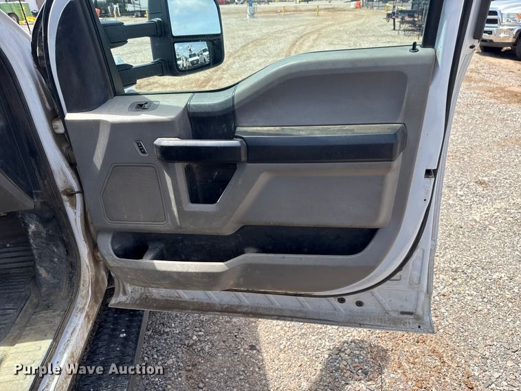 image for item NK9194 2017 Ford F550 Crew Cab flatbed pickup truck