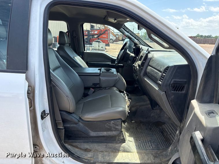 image for item NK9194 2017 Ford F550 Crew Cab flatbed pickup truck