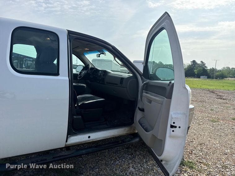image for item NK9203 2013 Chevrolet Silverado 2500HD Ext. Cab pickup truck