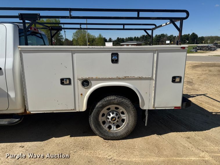 image for item OE9553 2017 Chevrolet Silverado 3500HD utility bed pickup truck