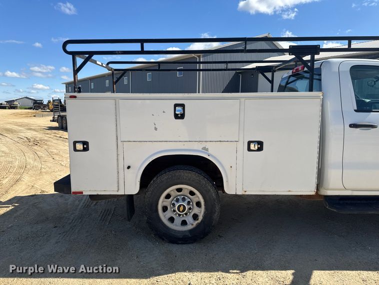 image for item OE9553 2017 Chevrolet Silverado 3500HD utility bed pickup truck