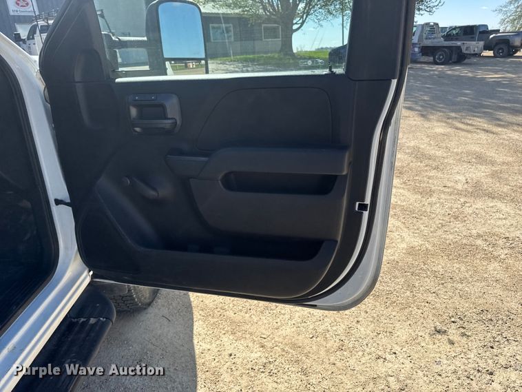image for item OE9553 2017 Chevrolet Silverado 3500HD utility bed pickup truck