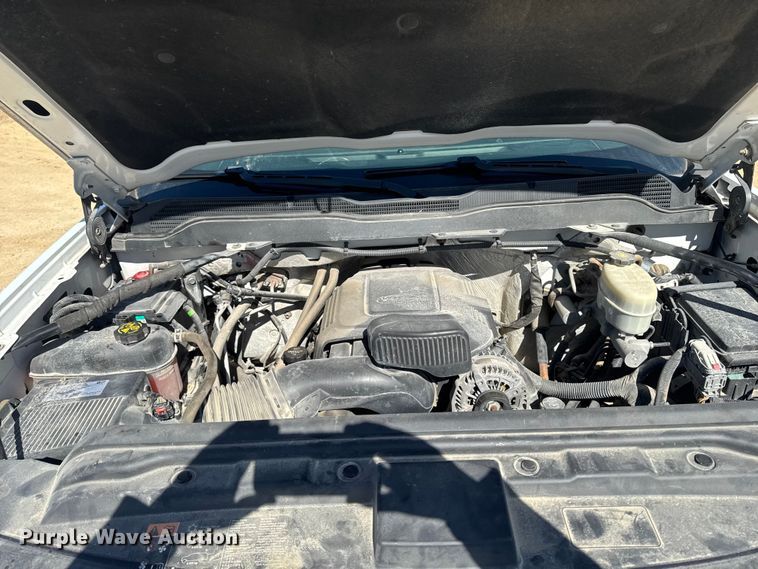 image for item OE9553 2017 Chevrolet Silverado 3500HD utility bed pickup truck