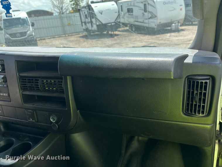 image for item YA2115 2018 GMC Savana G2500 van