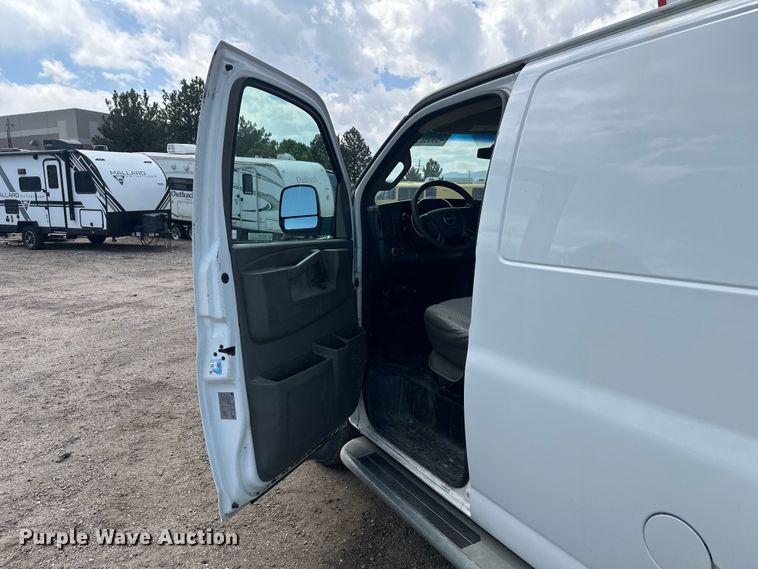 image for item YA3201 2016 GMC Savana G2500 van