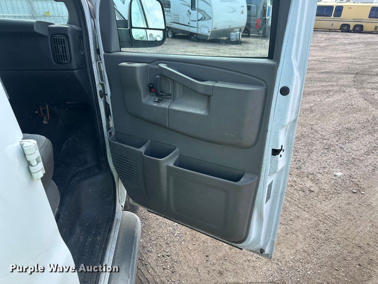 image for item YA3201 2016 GMC Savana G2500 van