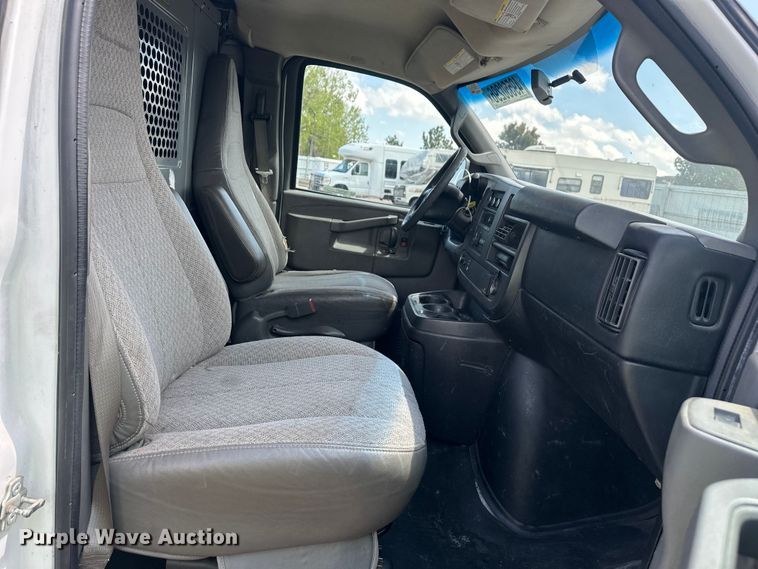 image for item YA3201 2016 GMC Savana G2500 van