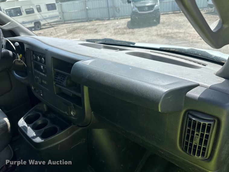 image for item YA3201 2016 GMC Savana G2500 van