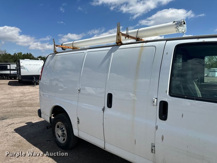 image for item YA3202 2020 Chevrolet Express 2500 van