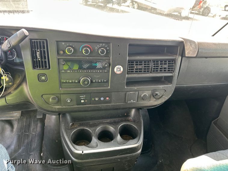 image for item YA3202 2020 Chevrolet Express 2500 van