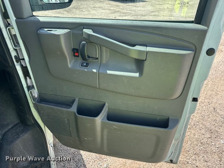 image for item YA3202 2020 Chevrolet Express 2500 van