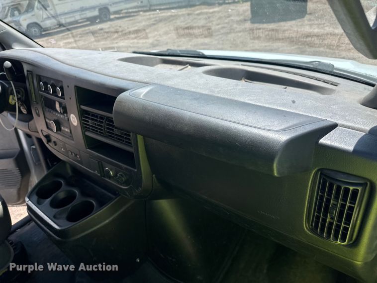 image for item YA3202 2020 Chevrolet Express 2500 van