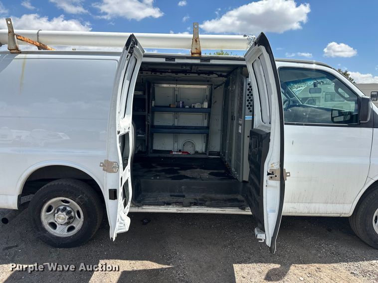 image for item YA3202 2020 Chevrolet Express 2500 van