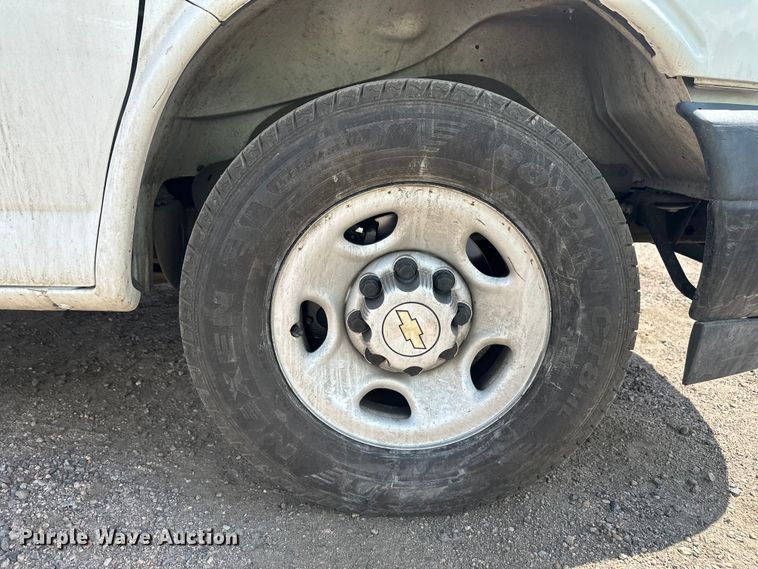 image for item YA3202 2020 Chevrolet Express 2500 van