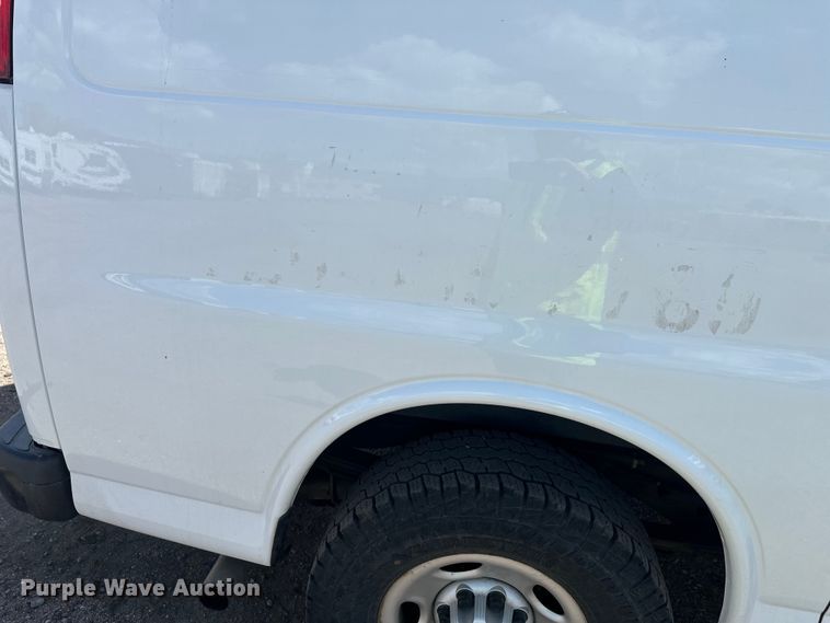 image for item YA3203 2020 GMC Savana G2500 van