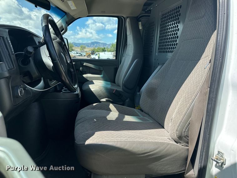 image for item YA3203 2020 GMC Savana G2500 van