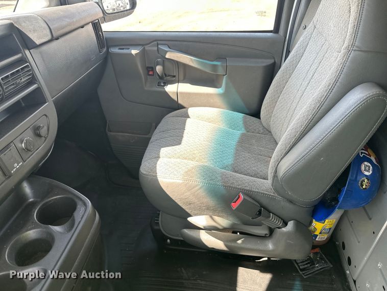 image for item YA3203 2020 GMC Savana G2500 van