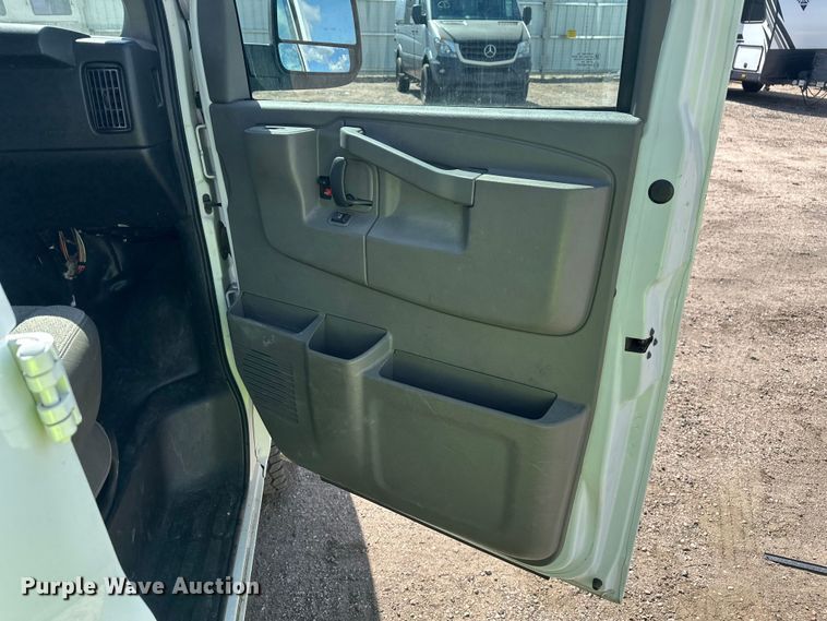 image for item YA3203 2020 GMC Savana G2500 van