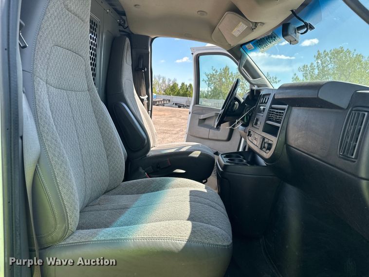 image for item YA3203 2020 GMC Savana G2500 van