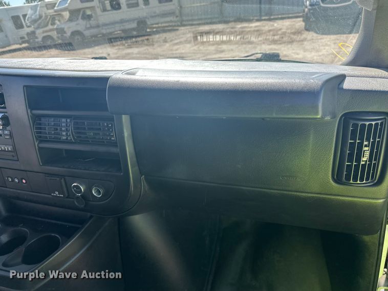 image for item YA3204 2018 GMC Savana G2500 van