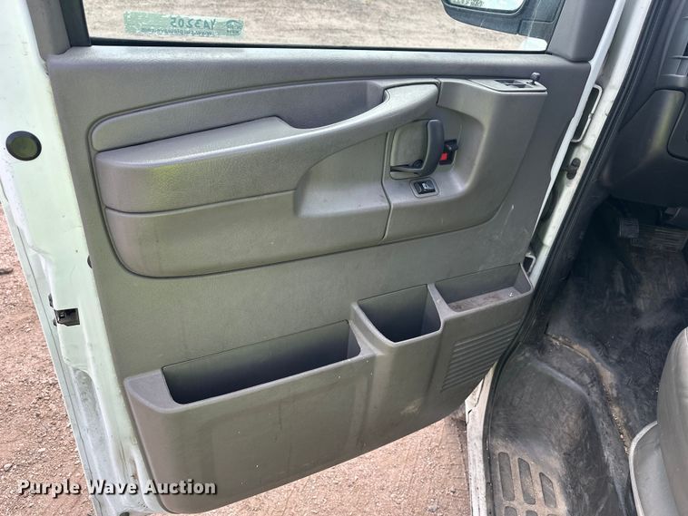 image for item YA3205 2015 GMC Savana G2500 van