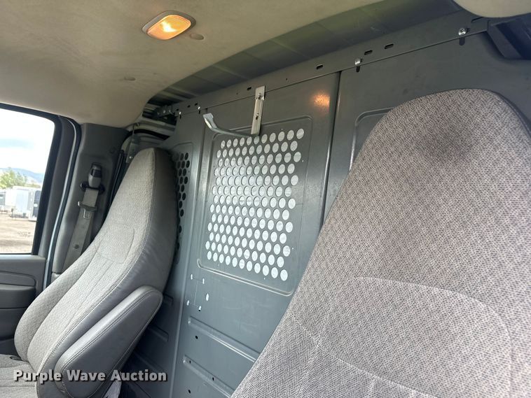 image for item YA3205 2015 GMC Savana G2500 van