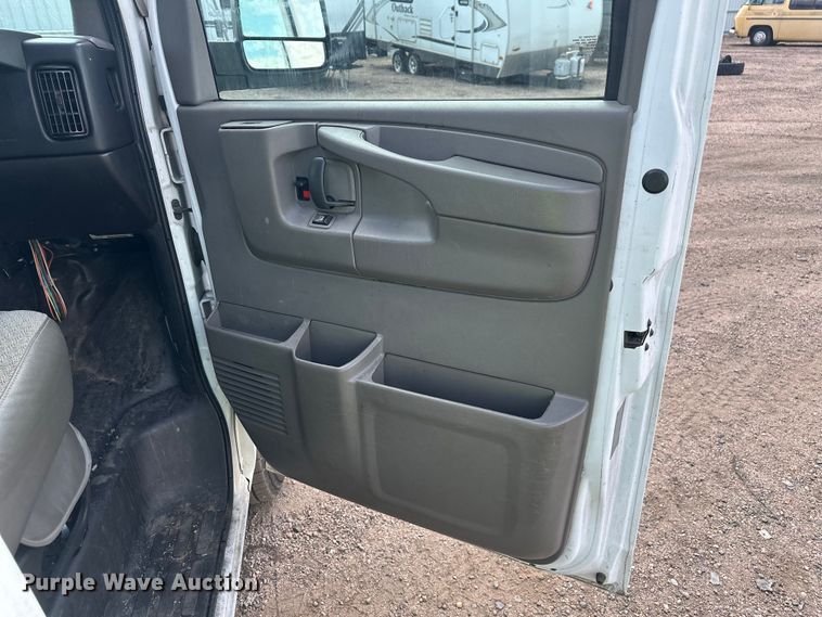 image for item YA3205 2015 GMC Savana G2500 van
