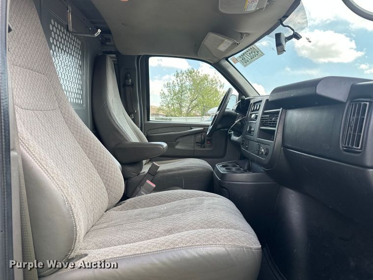image for item YA3205 2015 GMC Savana G2500 van