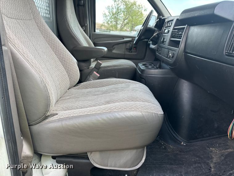 image for item YA3205 2015 GMC Savana G2500 van