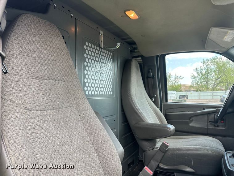 image for item YA3205 2015 GMC Savana G2500 van