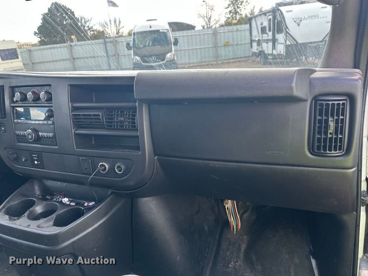 image for item YA3205 2015 GMC Savana G2500 van
