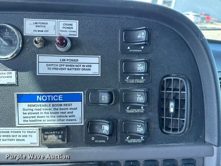 image for item DH1931 2015 Peterbilt 365 crane truck