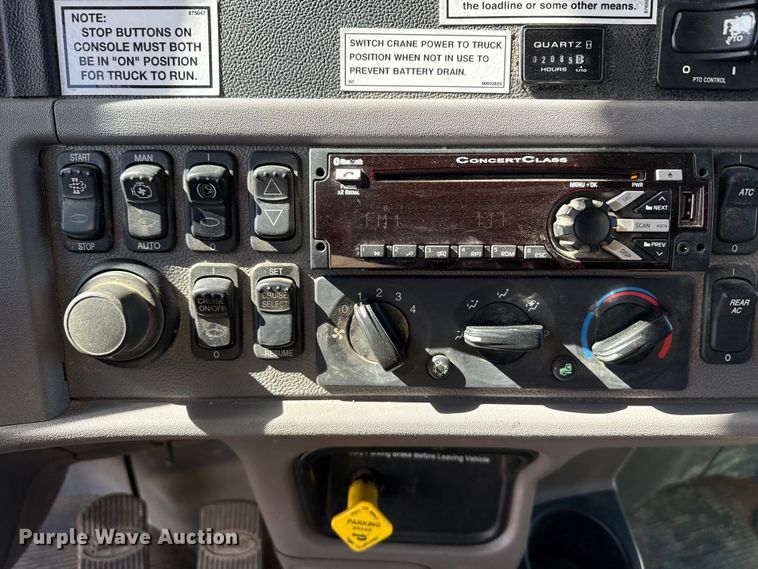 image for item DH1931 2015 Peterbilt 365 crane truck