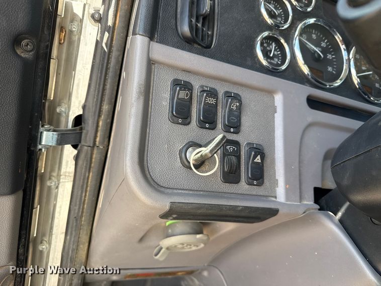 image for item DH1931 2015 Peterbilt 365 crane truck