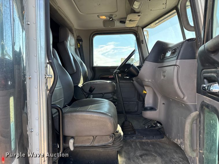 image for item DH1931 2015 Peterbilt 365 crane truck