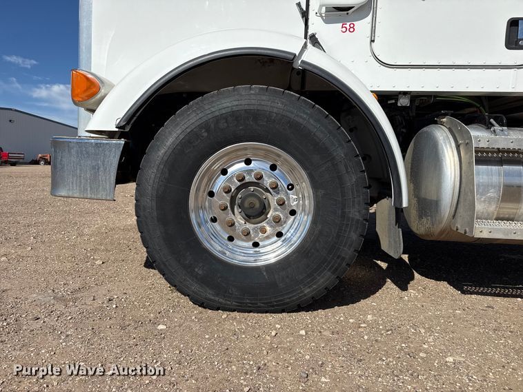 image for item DH1931 2015 Peterbilt 365 crane truck