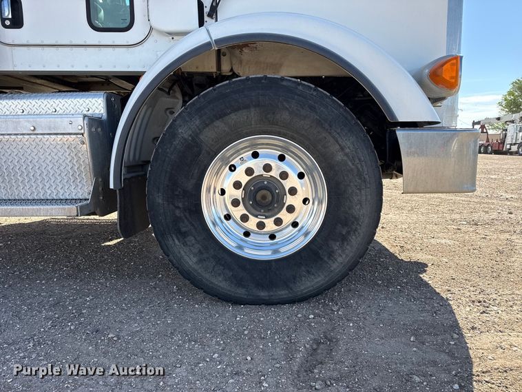 image for item DH1931 2015 Peterbilt 365 crane truck