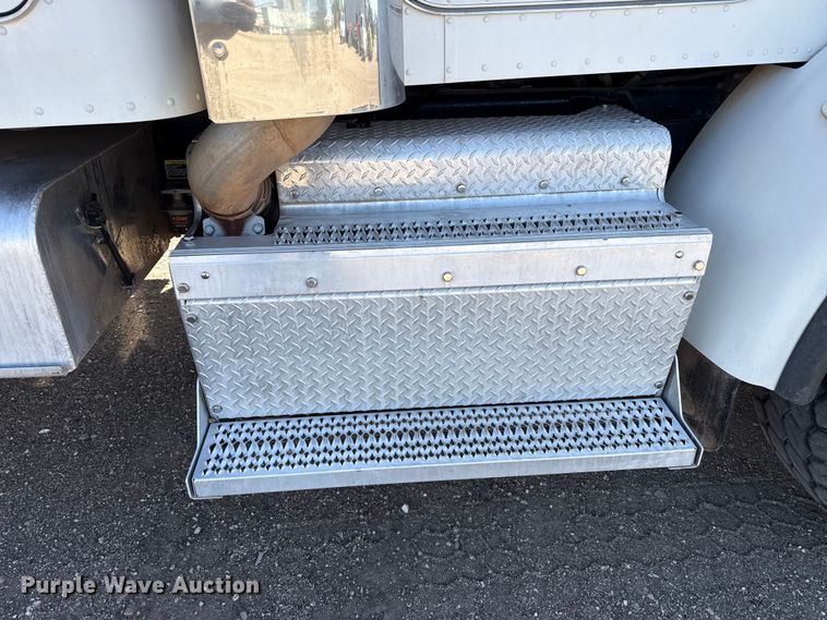 image for item DH1932 2013 Peterbilt 365 crane truck