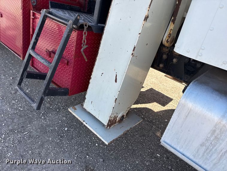 image for item DH1932 2013 Peterbilt 365 crane truck