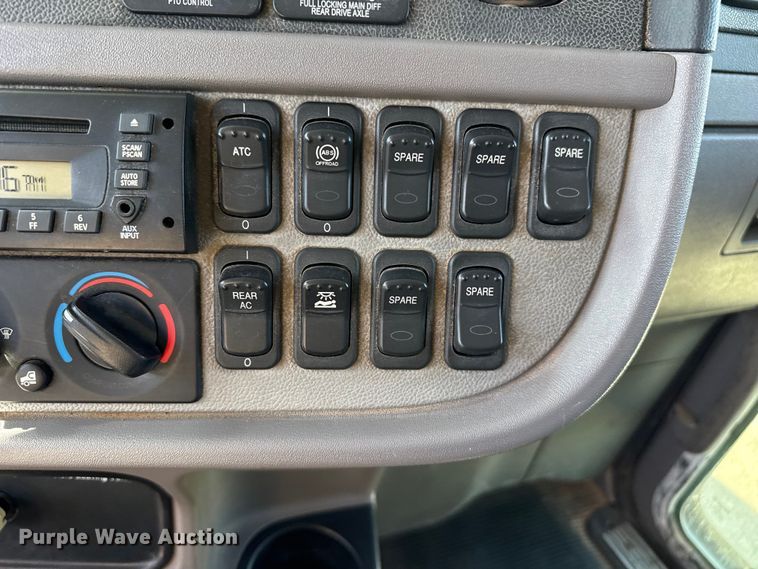 image for item DH1932 2013 Peterbilt 365 crane truck