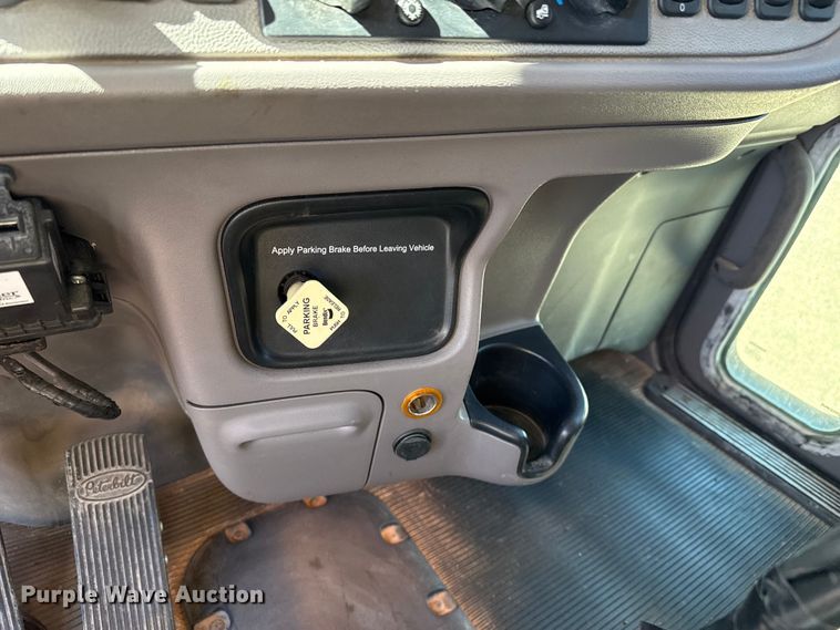 image for item DH1932 2013 Peterbilt 365 crane truck