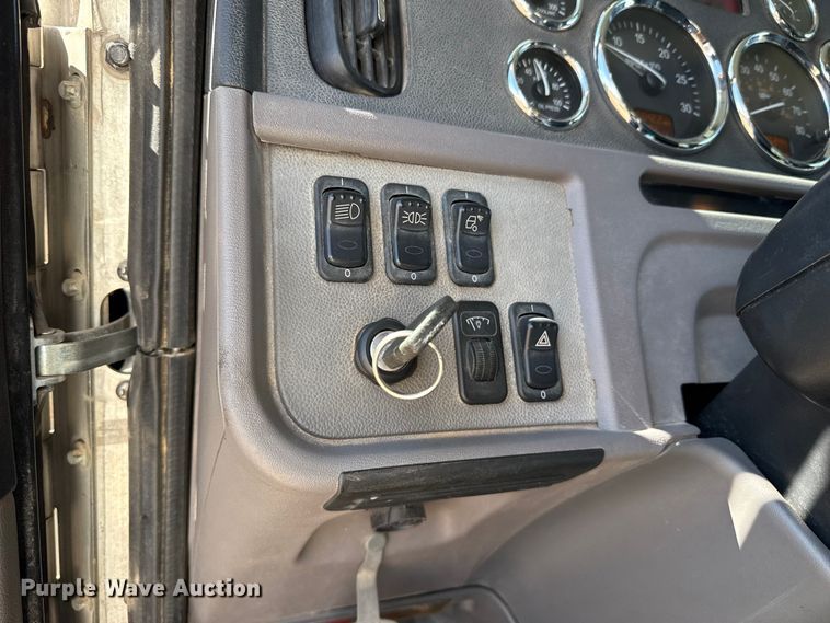 image for item DH1932 2013 Peterbilt 365 crane truck