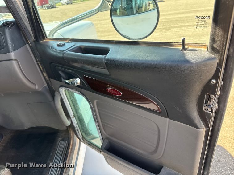 image for item DH1932 2013 Peterbilt 365 crane truck