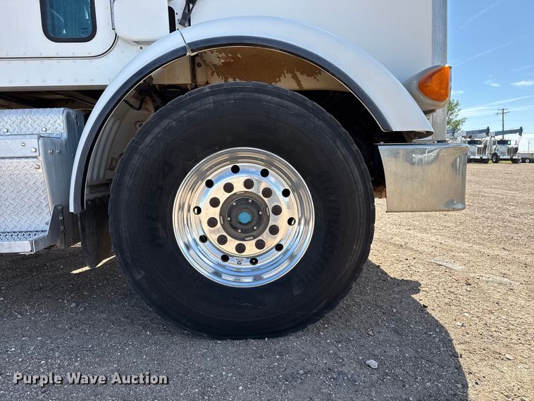 image for item DH1932 2013 Peterbilt 365 crane truck