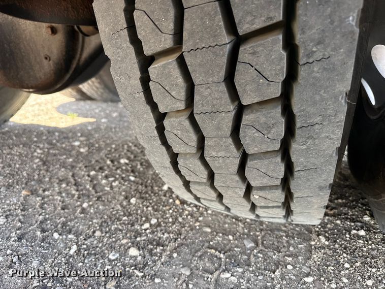 image for item DH1932 2013 Peterbilt 365 crane truck