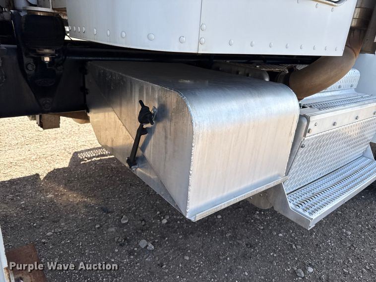 image for item DH1933 2013 Peterbilt 365 crane truck