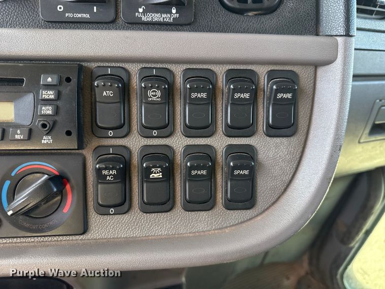 image for item DH1933 2013 Peterbilt 365 crane truck