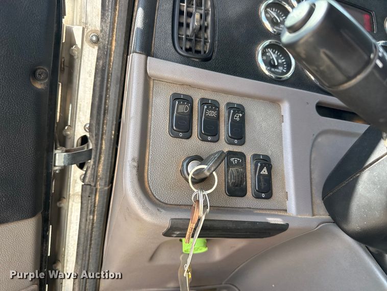 image for item DH1933 2013 Peterbilt 365 crane truck