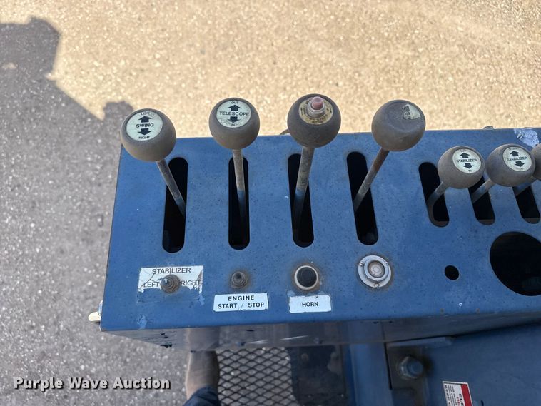 image for item DH1934 2015 Peterbilt 365 crane truck